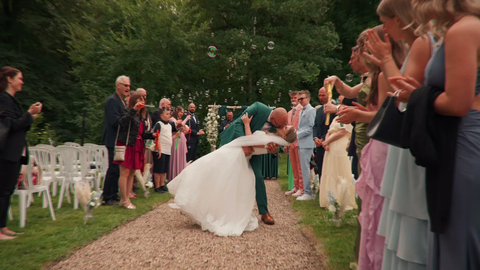 A couple on their wedding day, photographed by special.lu